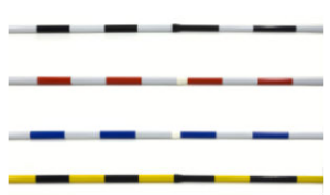 Barre rétractable avec motifs colorés noir, blanc et rouge, utilisée comme balisage sécurité chantier flexilights