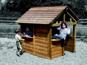 Maisonnette en bois “Kiosque” pour enfants avec enfants jouant à l’intérieur et à l’extérieur.