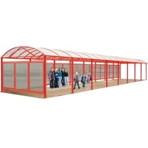 Abri de grande taille façon tram avec structure rouge et murs transparents, groupe de personnes à l’intérieur.