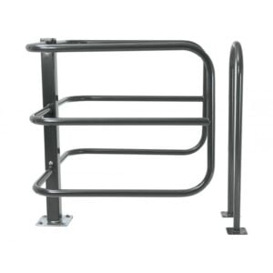 Barrière sélective fixe en métal, avec cadre et barres incurvées pour accès piétons, poussettes et vélos.