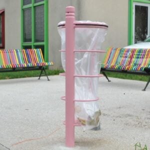 Corbeille TOKIO vigipirate rose avec couvercle et sac plastique à l’intérieur, fixée sur un poteau.