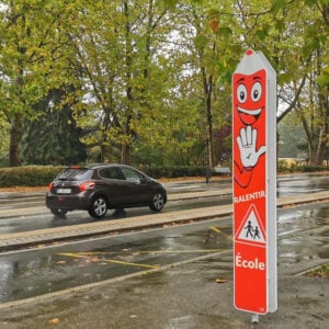 Totem panneau crayon écoles
