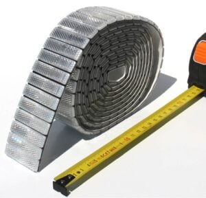 Rouleau de catadioptres en ruban adhésif argenté, forme prismatique, usage extérieur avec mètre pour mesure.