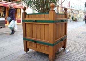 Bac à palmiers en bois massif sur rue, décorations Boule au sommet et ceinture verte, dimensions variées disponibles.