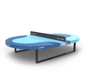 Table de ping-pong collective à cadre métallique, plateau bleu teinté et gelcoat, sur piètement noir.
