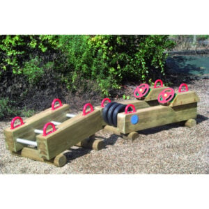 Mini kart en bois pour enfants sur parcours avec roues et sangles rouges, fabriqué en pin autoclavé.