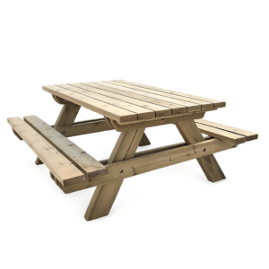 Table pique-nique forestière 6 places en bois, sur terrasse, avec bancs intégrés et plateau en lattes naturelles.