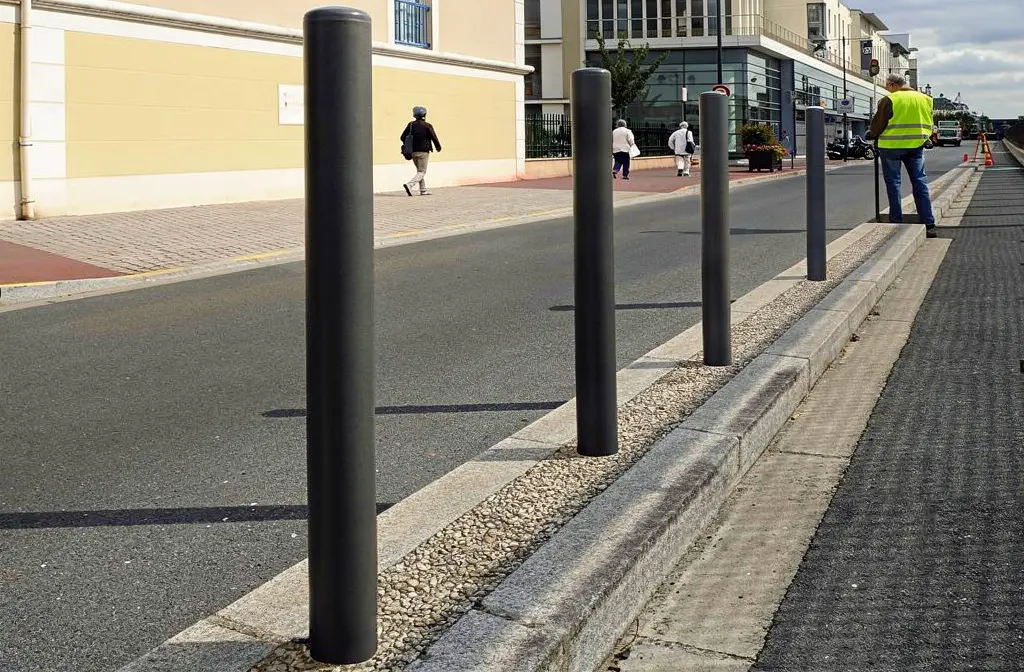 Poteau de parking à sceller : comparez nos poteaux en acier